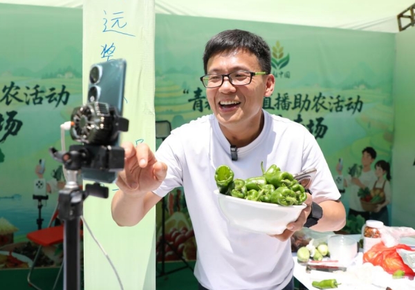90后村官歐陽曙光：“小屏幕”打開大市場，銷售農(nóng)產(chǎn)品超300萬元